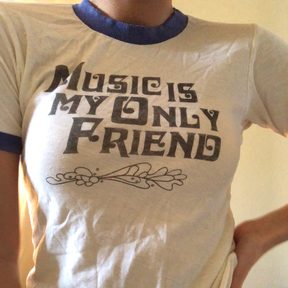 Vintage inspired graphic tee! 🧵🤍